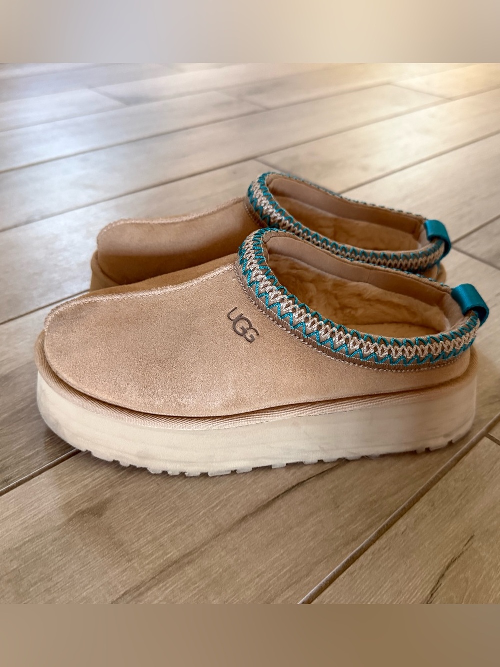 UGG tazz platform gently used